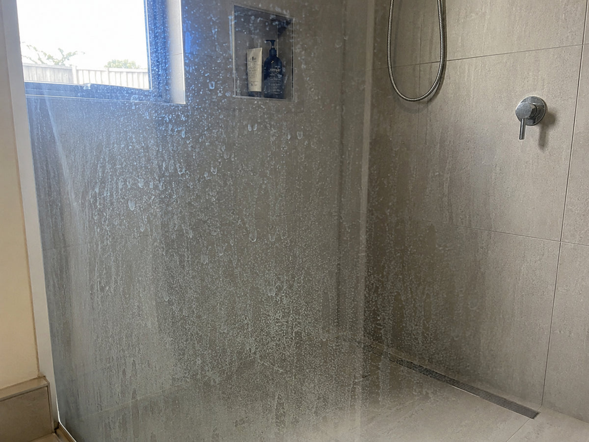 Cabine de douche à la paroi opaque après six ans